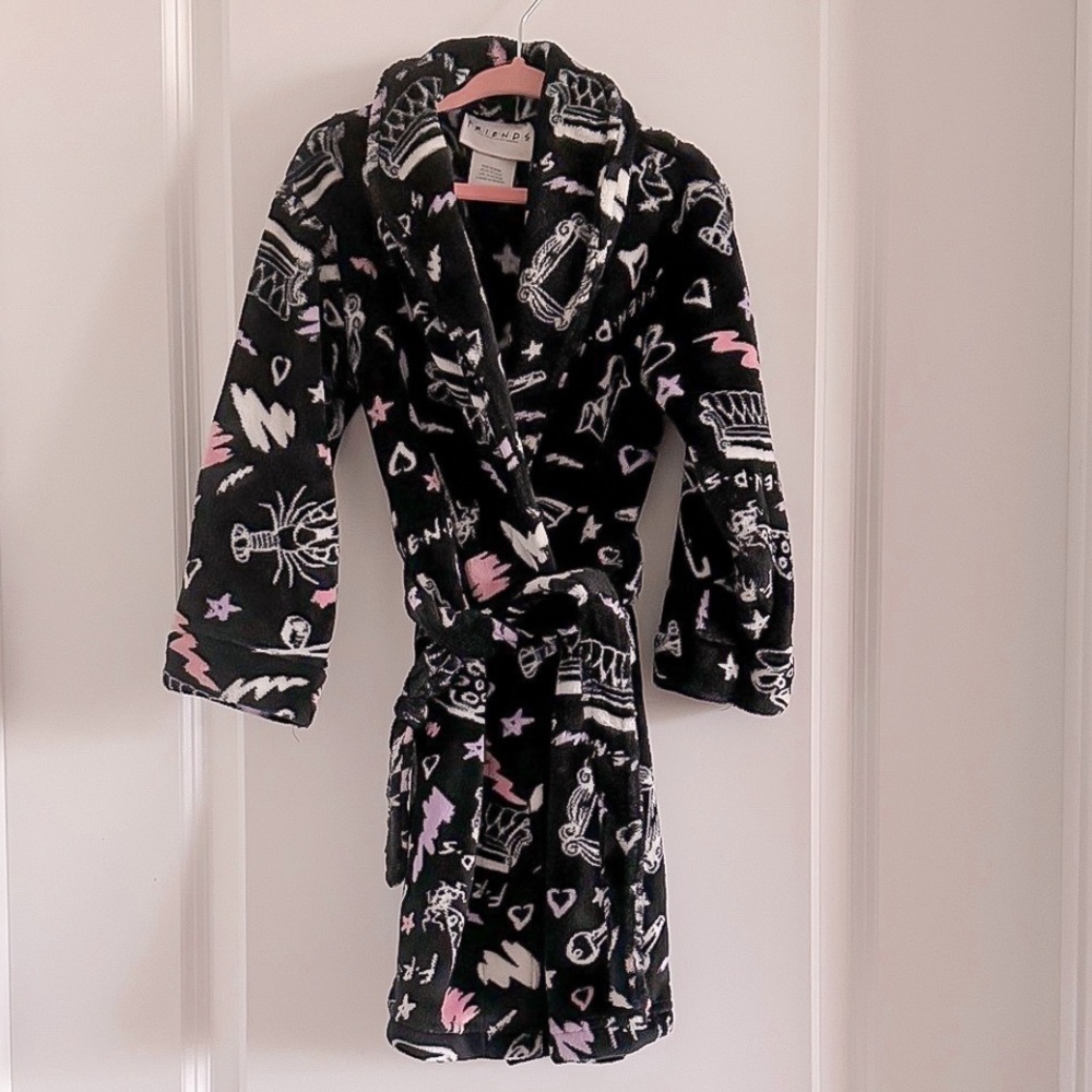 FRIENDS Brand Black and Pink Plush Belted Robe w/Friends Print - Size Girls XS
